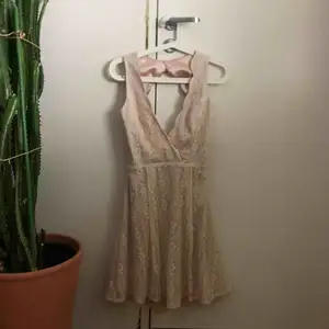 En jättefin minidress med öppen rygg. Användning kan vara för student eller skolavslutning🥰