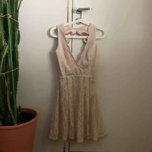  - En jättefin minidress med öppen rygg. Användning kan vara för student eller skolavslutning🥰