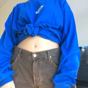  - Stor blå sweatshirt med vita tryck. Cool färg och cool att ha till baggy byxor, bra skick!