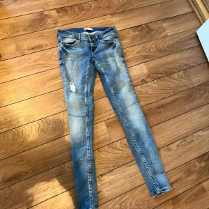  - Jeans i fint skick, använda ca 2 gånger, frakten kostar 63 kr (skickas spårbart)