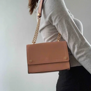  - FRAKT INGÅR! Nästan helt oanvänd!! Går att ha med långt band eller vika det som jag har gjort på bilderna för att få den lite kortare! Färgen är typ nude/babyrosa/beige (vet att det ser lite olika ut på bilderna hehe)🥰