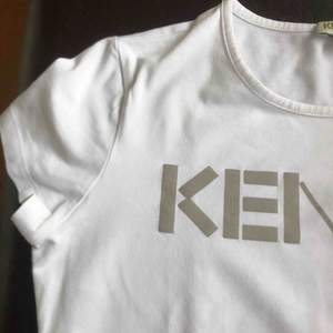 Hej! Säljer en vit Kenzo Tshirt med silvrig text. Köpt på Nk barnavdelning för 800kr. Den är använd fåtal gånger och finns inga tecken på slitage. Frakt ingår inte, pris är diskuterbart. 