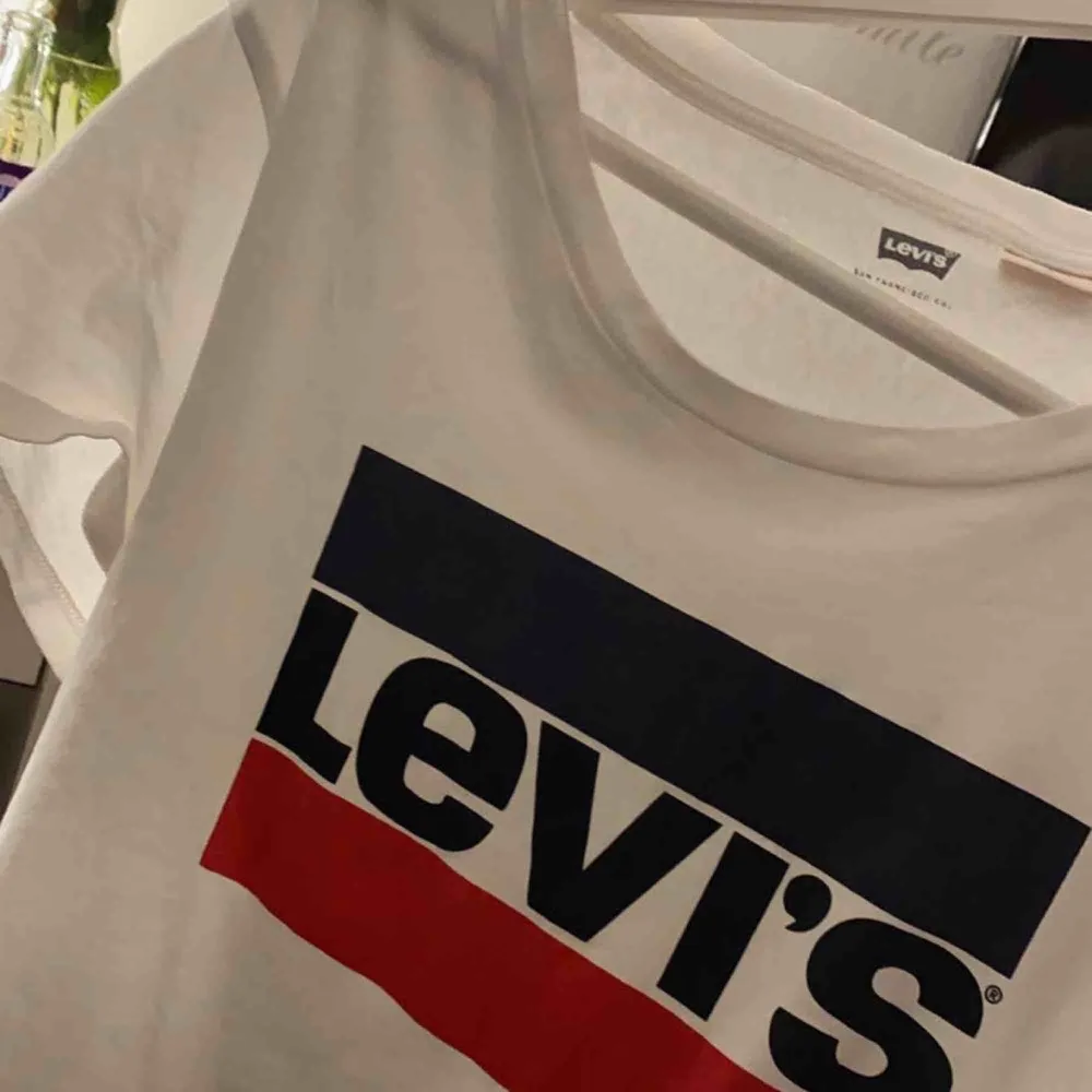 T shirt från Levis i nyskick, använd ca 5 gånger🥰 Storlek M men passar alltifrån XS-L beroende på hur man vill att den ska sitta, jag själv har haft den lite oversized. T-shirts.
