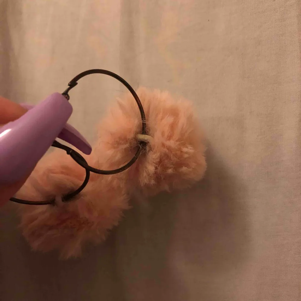 Söta fluffiga rosa örhänge Möts upp eller fraktar 🌸 (inkl frakt) . Accessoarer.