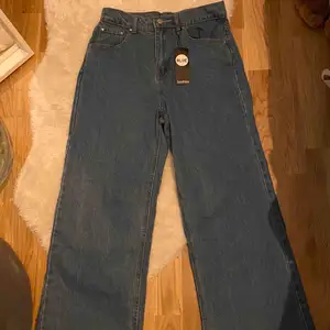 Ett par högmidjade, wide leg jeans från Boohoo! Dem är aldrig använda pga att jag köpte en för liten storlek hehe (därav finns det tyvärr inga bilder med dem på). Dem är väldigt stretchiga i materialet, samt att prislappen är kvar på!<33