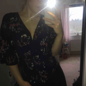  - Aldrig använt wrap- top från Lindex. Härligt material som har fint fall❤️