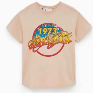  - Så fin t-shirt med ett jätte coolt tryck!! I stolek 152 12/13 år men är ganska stor i storleken. 