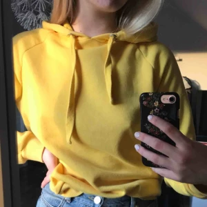  - Gul hoodie från gina, använd en del men väldigt fint skick! Jättemysig men kommer inte till användning längre. Lite oversized så skulle säga att den passar S-L beroende på hur man vill att den ska sitta.