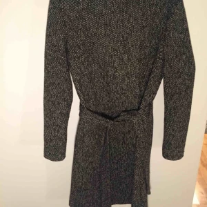  - Höstkappa/vårkappa Svart och vit Märke: STOCKH LM köpt på MQ Orginalpris ca 1500kr 50% polyester 30% ull 20% viskos    Kan mötas upp i Nacka, centrala Stockholm eller Lund