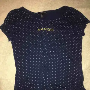 Prickad mörkblå tröja från Mango. Priset kan diskuteras :)