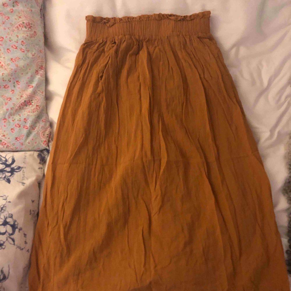 Säljer min bruna kjol från H&M pga att jag ej använder längre. Jättefint skick och passar även i mindre storlekar, inte bara i 40. . Kjolar.