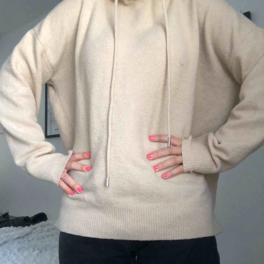 Supersnygg och skön stickad hoodie i beige färg från Zara. Supereftertraktad!! I princip oanvänd, därav väldigt bra skick. Säljer pga ingen användning. . Hoodies.