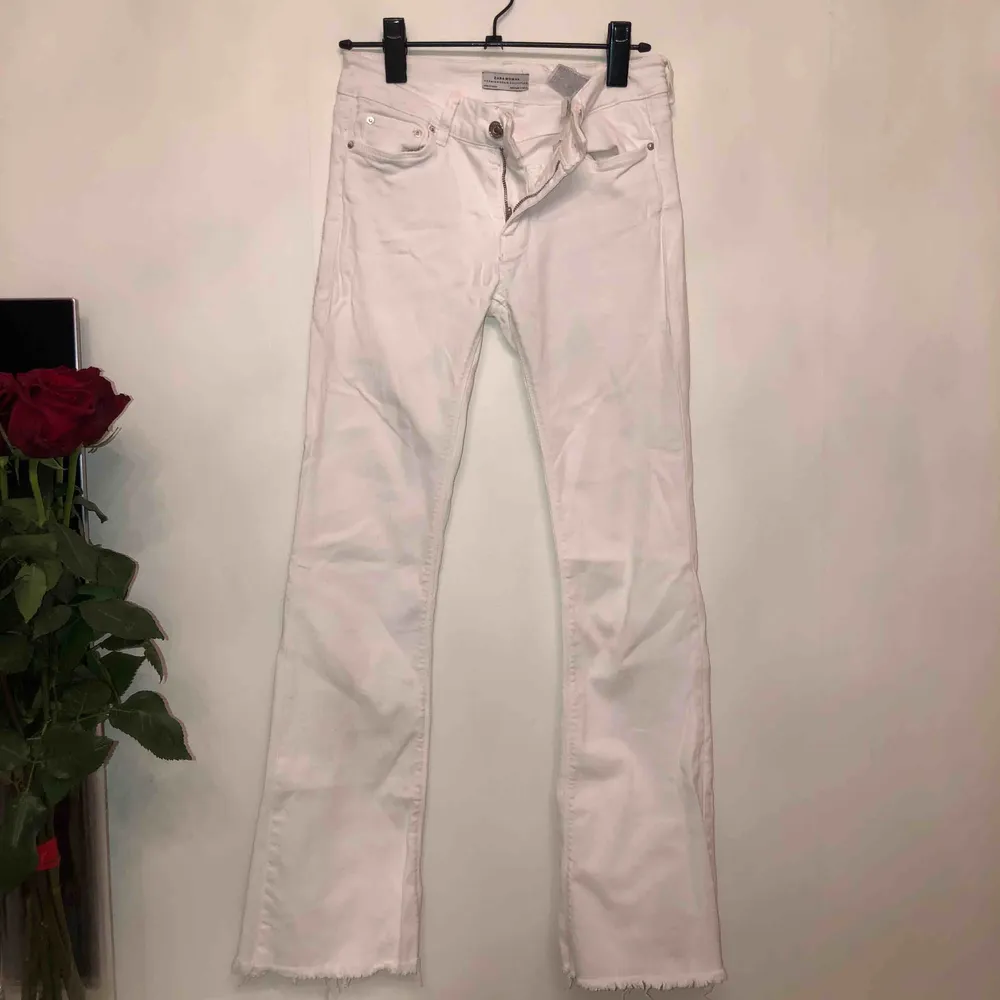 Vita jeans från Zara. Jeans & Byxor.