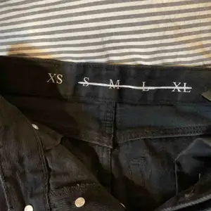 Boyfriend jeans från bikbok. Säljer då de blivit för små men de är i väldigt bra skick. Frakt tillkommer 