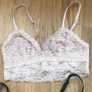 Spetstopp - 3st fina toppar, använda fåtal gånger! Har tyvärr växt ur de nu! Säljer 1 för 15kr eller alla 3 för 30 💕