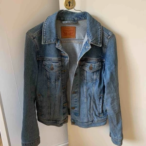  - Populär jeansjacka från Levis. Väl använd men fortfarande i superfint skick! Frakt ingår ej.