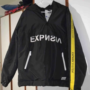  - Vår jacka med dragkedja halva vägen, formad som en hoodie. Gula ränder på sidorna, en större ficka i mitten. Strl M men sitter mkt mer som en S.