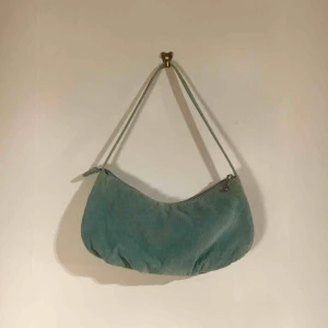  - Supersöt liten väska i Manchester ljusblått tyg. Fint skick! Köparen står för frakt🦋🦋