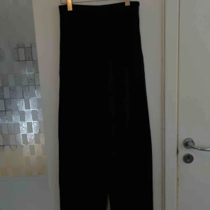  - Svarta kostymbyxor från weekday. Använda en gång. Köparen står för frakt. 