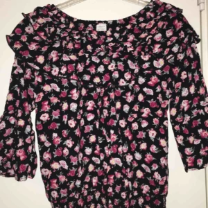  - Skitsnygg blommig tröja eller aa Använd bara 1 gång  Passar XS-S