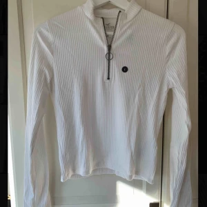  - Croppad tröja med dragkedja. Oanvänd och jättefin. Liten i storlek så passar en S!