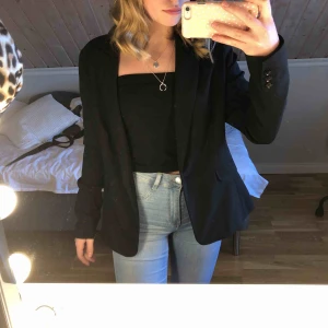  - Svart kavaj, använd fåtal gånger i bra skick. Köparen står för frakt, 66kr.⭐️