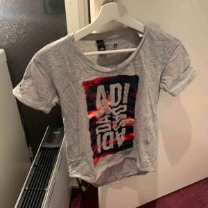  - Adidas T-shirt, knappt använd. Passar perfekt att tex träna i. Köparen står för frakt