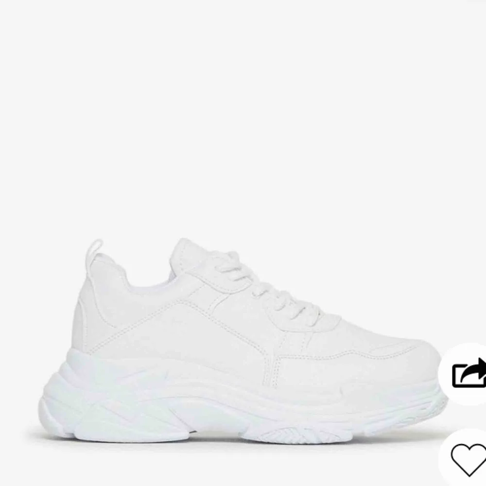 Nya vita sneakers som är använda 1-2 gånger då jag känner att dom inte är min stil. Skor.