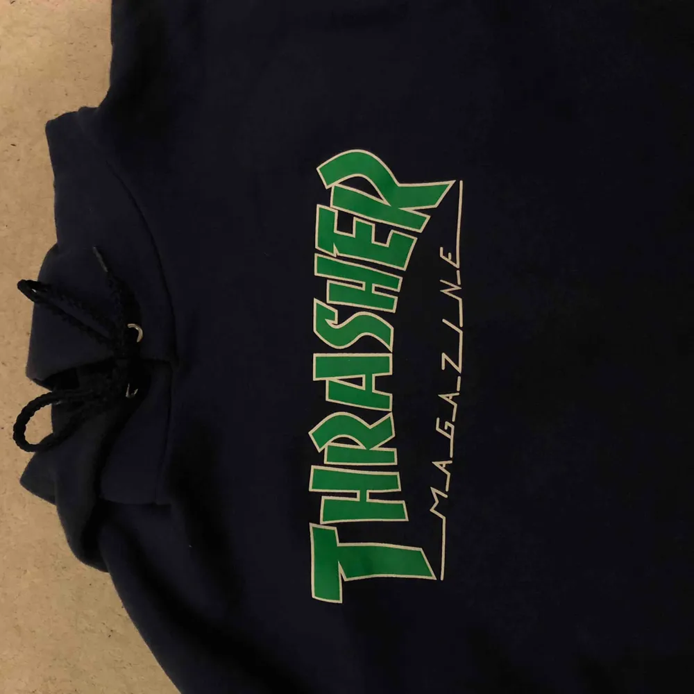 Säljer min coola thrasher hoodie men blåa och gröna färger, unisex. Passar S-L. Finns i Stockholm. Köparen står för frakt! Buda!. Hoodies.