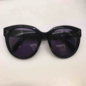  - Oanvända solglasögon från Misterspex. Du får med fodralet och oöppnad glasögonduk som man kan rengöra glasögonen. 🕶 frakt ingår i priset😊