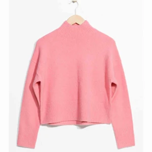  - Superfin stickad tröja ifrån & other stories med perfekt polokrage, aldrig använd och prislapp finns på. ✌🏼Nypris: 390kr 