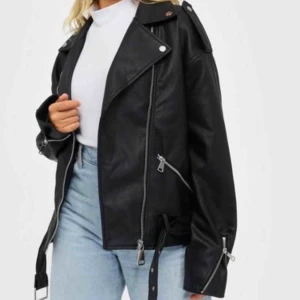  - Skinnjacka från Nelly (missguided), perfekt inför våren. Säljs på hemsidan just nu för 500kr. Helt oanvänd. 