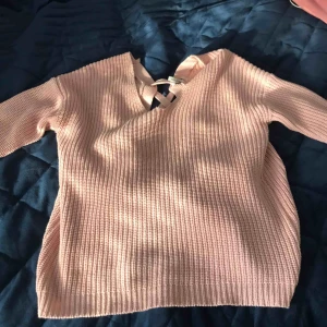  - En rosa stickad tröja från Nelly, använd någon gång. Köparen står för frakt