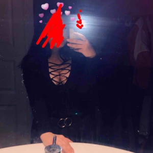  - Body med snöre på bröstet ,inga håll eller fläck 