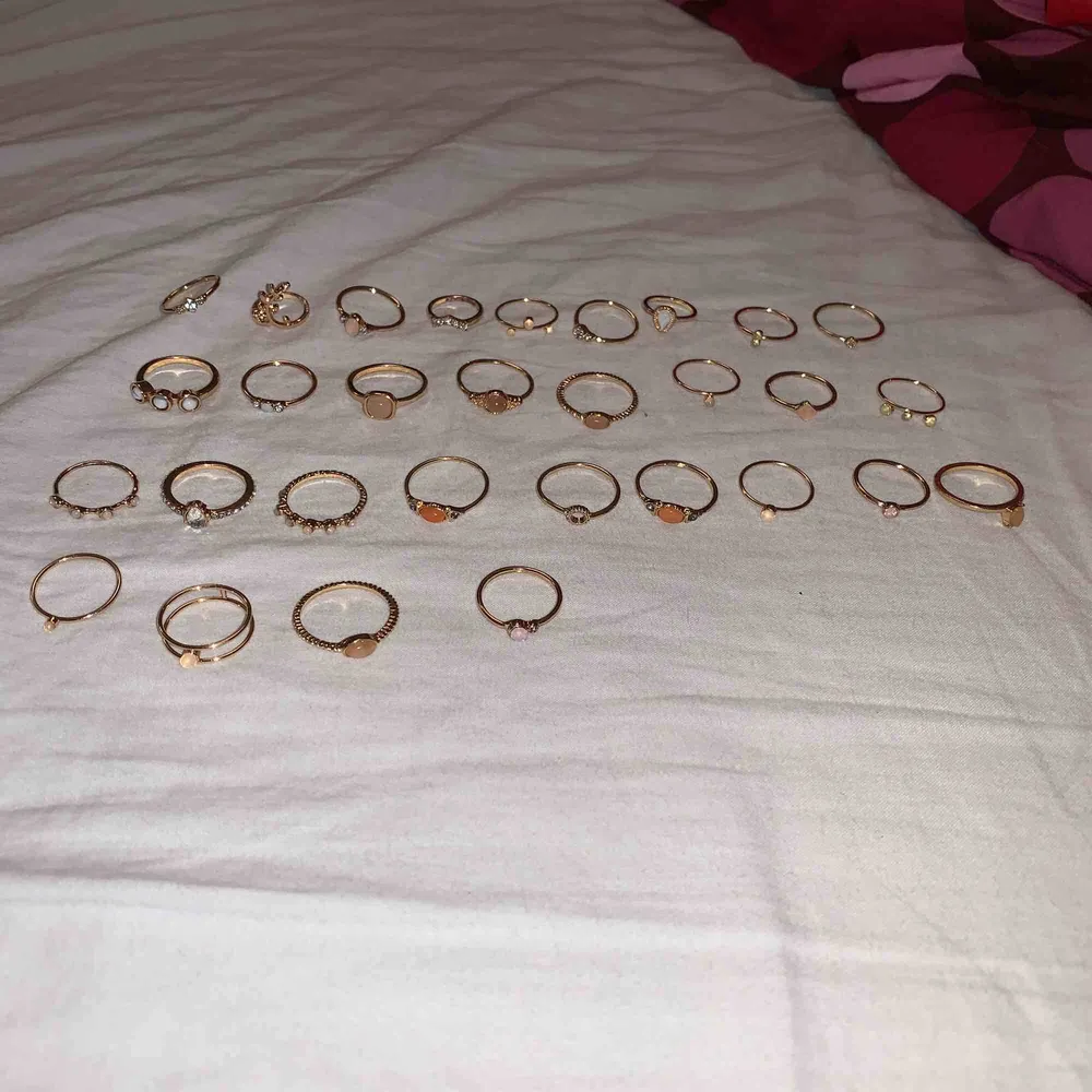 ringar som inte kommer till användning då jag råkade köpa sett som jag redan hade sedan innan. köp alla ringar för 200kr, alla de ringarna med detaljer (1a bilden) för 100kr, alla de simpla ringarna (2a bilden) för 100kr.. Accessoarer.