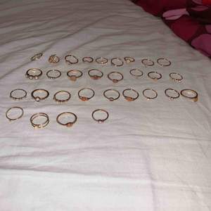 ringar som inte kommer till användning då jag råkade köpa sett som jag redan hade sedan innan. köp alla ringar för 200kr, alla de ringarna med detaljer (1a bilden) för 100kr, alla de simpla ringarna (2a bilden) för 100kr.