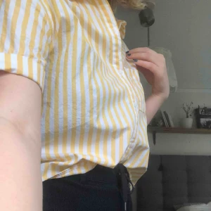 - Supersnygg vit- & gulrandig skjorta från Zara! Knappt använd, så den är i nyskick. Passar XS/S! Säljer pga att den bara blir hängande tyvärr, men den är verkligen superfin✨
