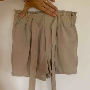  - FRAKT INGÅR! Beige shorts med rosett! Säljer då de är för små. Kan mötas upp i Lund eller posta för 59kr :)  Skriv bara om du har några frågor <3