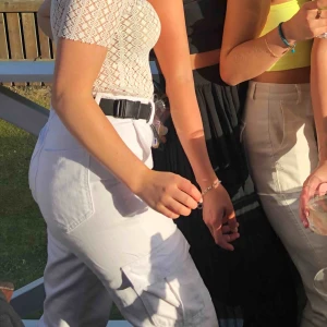  - Vita assnygga cargobyxor från Pull & Bear! Köpta i somras och är använda en gång men efter det har du aldrig kommit till användning igen då de inte riktigt är min stil. Gratis frakt! Betalas med swish!