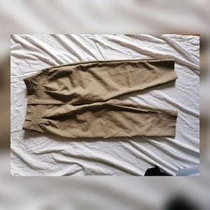 Beiga kostymbyxor - Skitsnygga, beiga kostymbyxor. Blivit för små. Jättefint kvalitet och är som nya! Går ner till ankeln. 