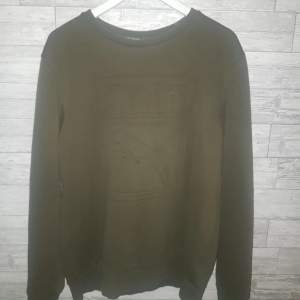 Grön Puma sweater size L, 9/10 cond, knappt använd. Passar mer som en XL imo. Frakt ingår i priset. DMa för fler bilder/info!