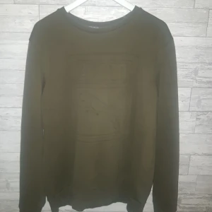Puma sweater size L - Grön Puma sweater size L, 9/10 cond, knappt använd. Passar mer som en XL imo. Frakt ingår i priset. DMa för fler bilder/info!