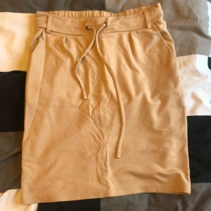  - Beige kjol ifrån Ullared. Använd fåtal gånger. I mjukistyg.