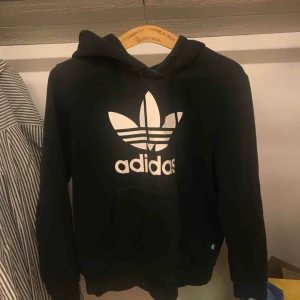  - Svart adidashoodie i storlek M. Frakt tillkommer🌻
