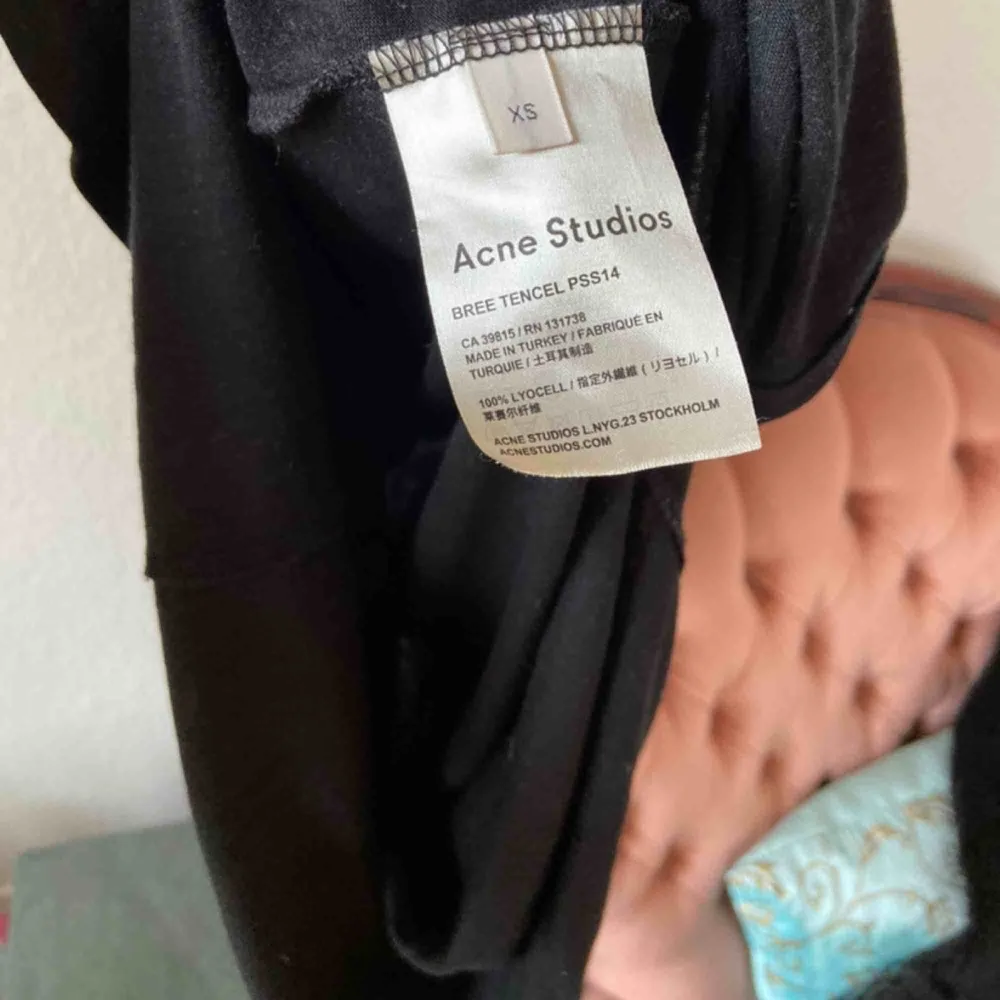Acne Studios klänning som jag använt en gång! Slutar typ vid ankeln på mig som är runt 165cm lång. Märkt som XS men passar även S. Frakt: 63kr. Klänningar.