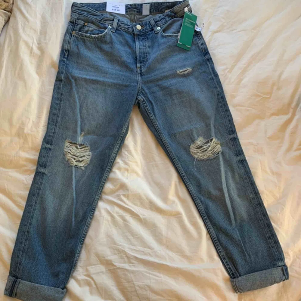 Hm boyfriend jeans. Low waist. Helt nya.  Stl 36. Kanske en liten 38 också.  Post (45kr) Hämtas upp i Hornstull 💜. Jeans & Byxor.