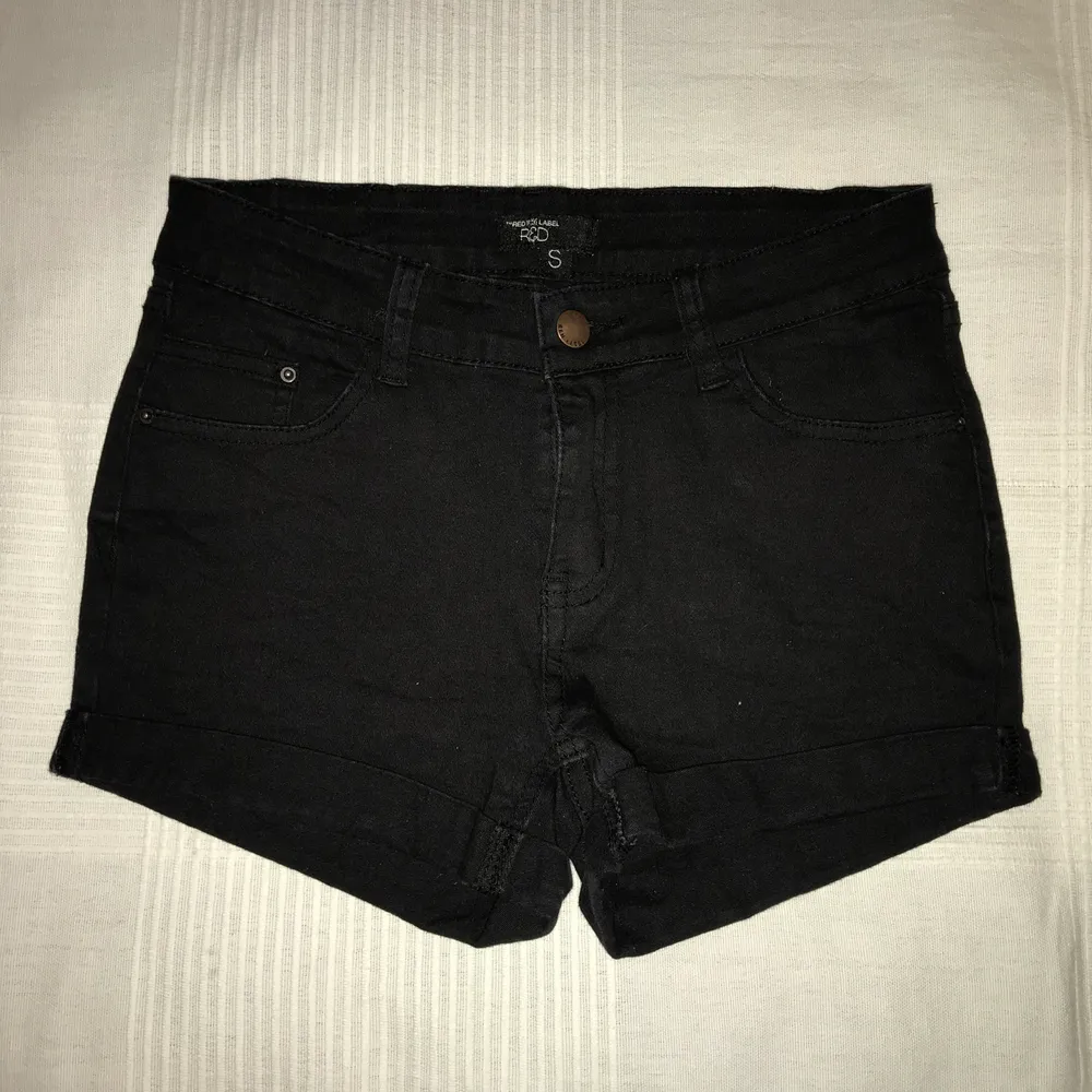 Svarta jeansshorts från Carlings, strl S. Endast använda ett fåtal gånger. Köpare står för frakt. Shorts.