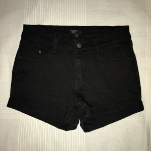 Svarta jeansshorts Carlings - Svarta jeansshorts från Carlings, strl S. Endast använda ett fåtal gånger. Köpare står för frakt