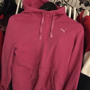 Puma huvtröja  - Fint skick har använt sparsamt. Väldigt fin rosa tröja, kan gå ner i pris med denna. 