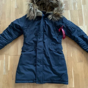 alpha industries jacka - Vinterjacka ifrån alpha industries, inköpt förra året och använd fåtal gånger. Säljer pågrund av att den är förliten, annars älskar jag jackan, väldigt varm och skön. Nypris: 2899kr. 